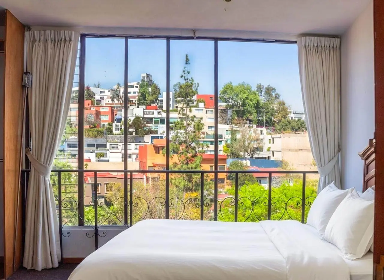 Recámara principal con cama queen/king y ventanal panorámico con vistas espectaculares de la ciudad y cerros en Bosques de las Lomas